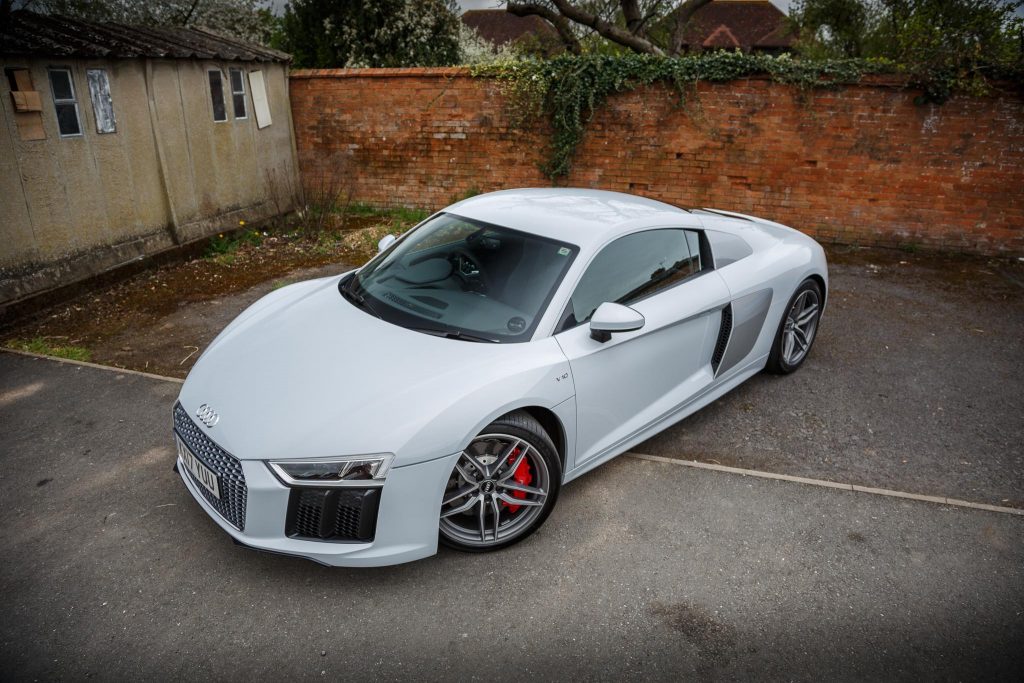 Белая r. Audi r8 v10 White. Audi r8 белая. Audi r8 v10 белая. Audi r8 2017 White.